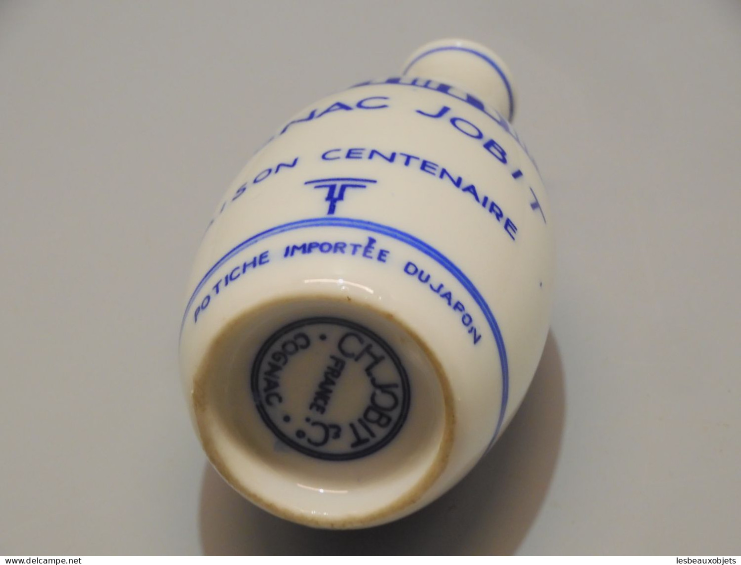 -RARE BOUTEILLE COGNAC JOBIT POTICHE Importée DU JAPON PORCELAINE BLANC/BLEU    E - Spiritueux