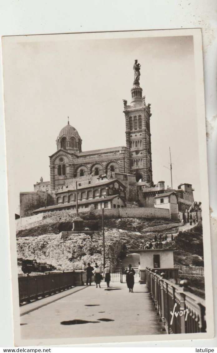 Marseille 13  Belle Carte Non Circulée Glacée Notre Dame De La Garde Et Le Pont Animé - Notre-Dame De La Garde, Lift En De Heilige Maagd