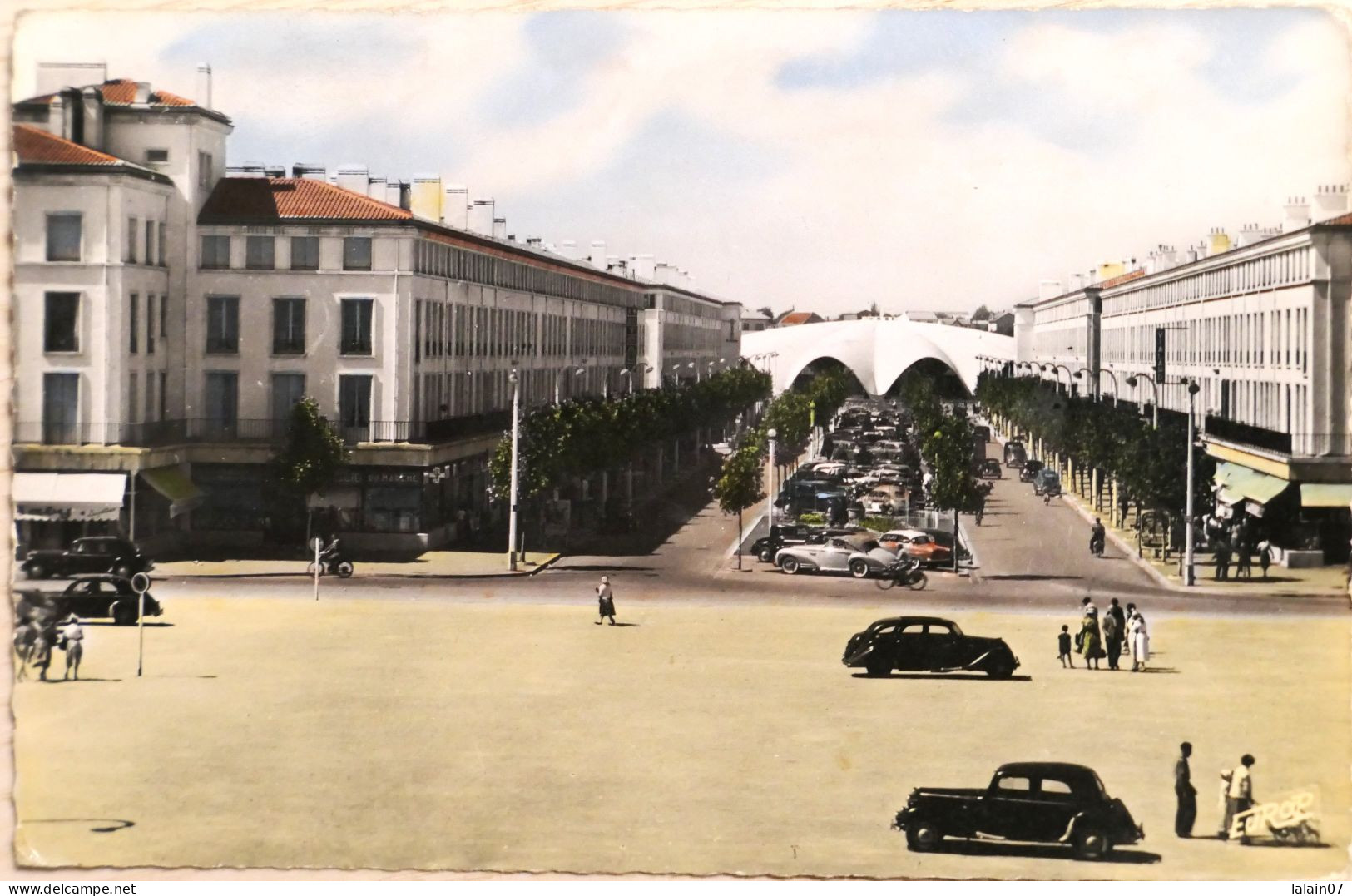 Carte Postale Couleur : 17 : ROYAN : L'Avenue Aristide Briand Et Le Marché Couvert, Animé, Timbre En 1962 - Royan