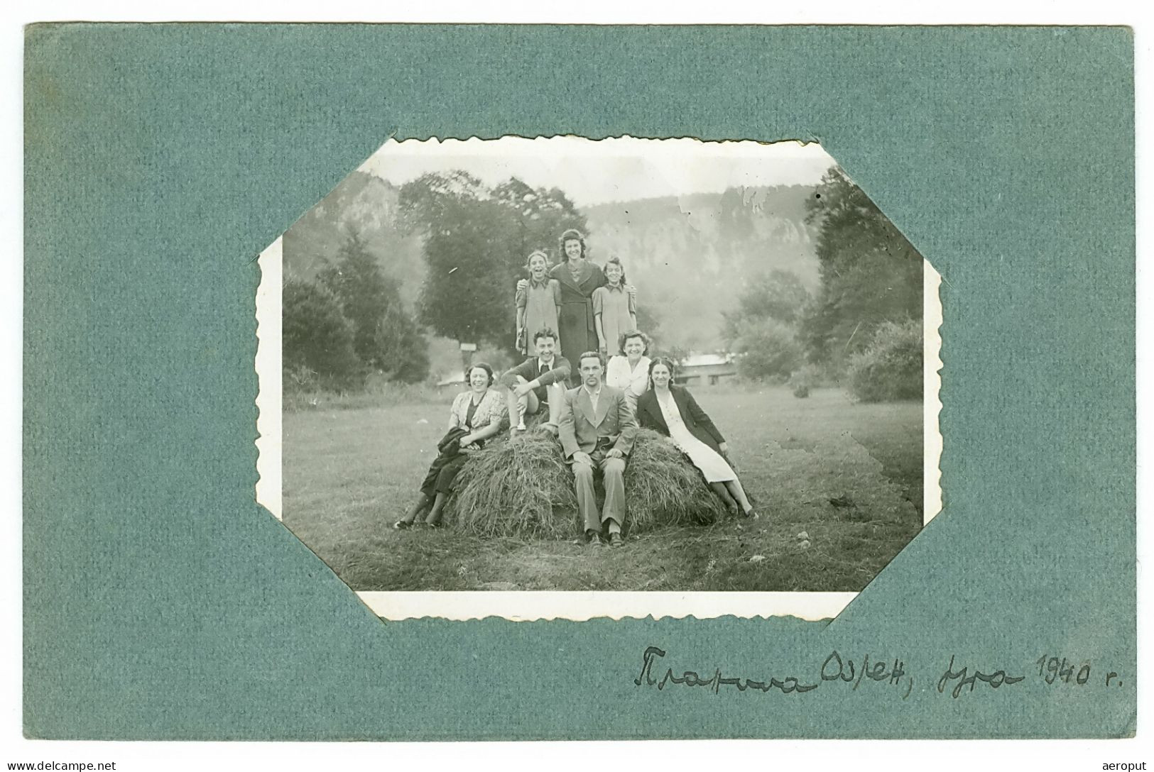 Photo De Famille Joyeuse Sur Une Botte De Foin, Pyramide Humaine, Mont Ozren, Serbie, 1940 - Lieux