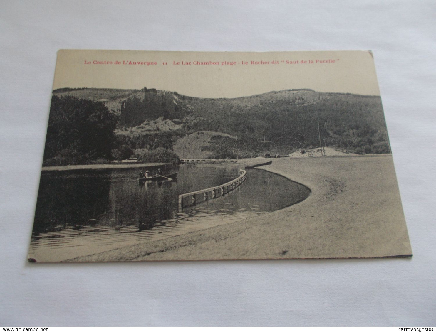 LE LAC CHAMBON PLAGE  ( 63 Puy De Dome ) LE ROCHER DIT SAUT DE LA PUCELLE  ANIMEES BARQUE - Alès