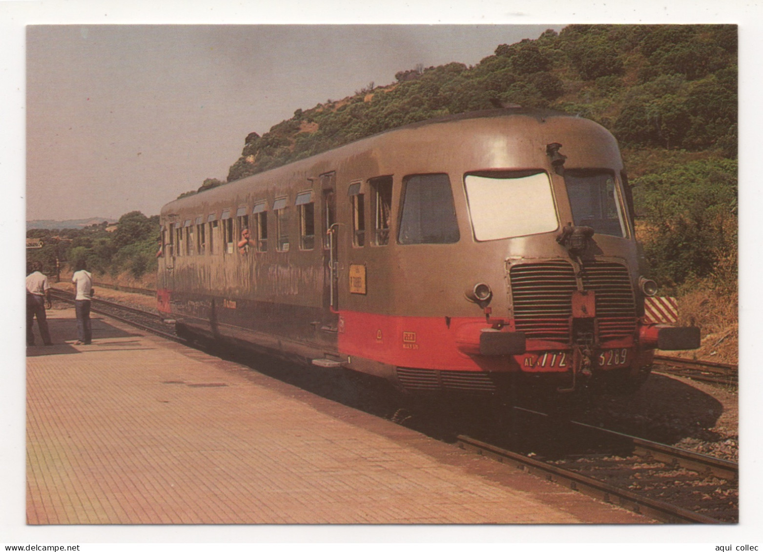 CHEMINS DE FER ITALIENS RÉSEAU À VOIE NORMALE DE LA SARDAIGNE : L'AUTORAIL AIN 772. 3289 EN GARE D'ENAS . 1980 - Eisenbahnen