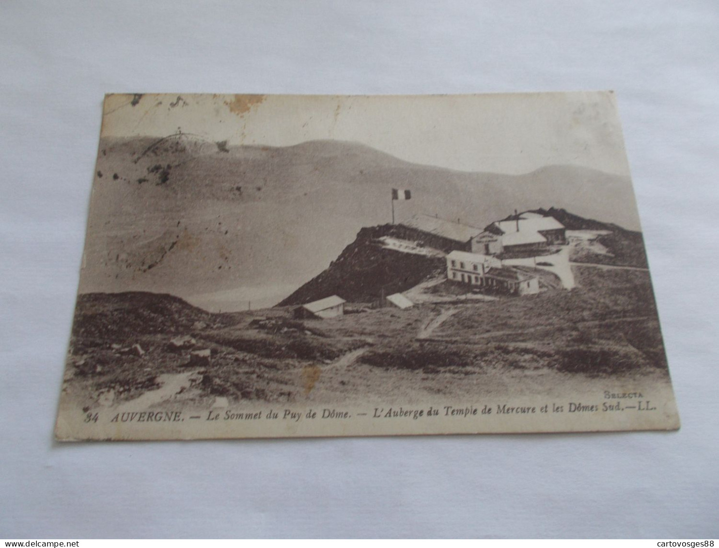 AUVERGNE LE SOMMET DU PUY DE DOME L AUBERGE DU TEMPLE DE MERCURE ET LES DOMES SUD GRAND DRAPEAU FRANCAIS - Altri & Non Classificati