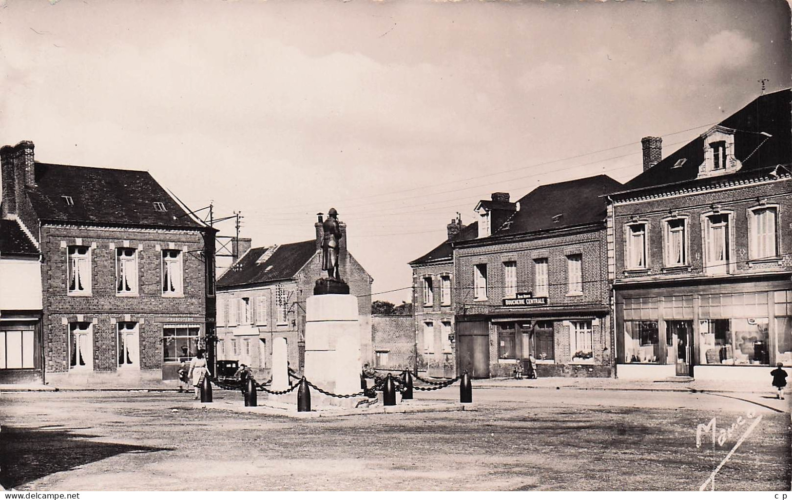 Foucarmont - La Place Et Le Monument   -  CPSM °J - Other & Unclassified