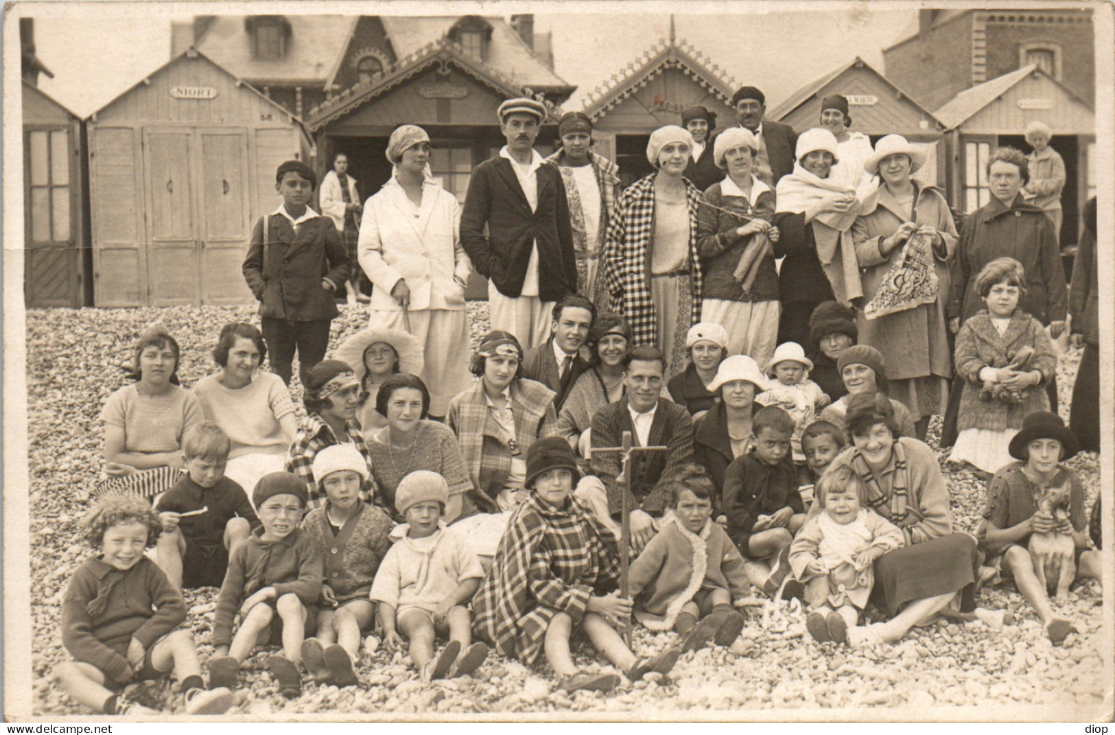 CP Carte Photo D&#039;&eacute;poque Photographie Vintage Plage Groupe Mode Galets &agrave; Situer - Paare