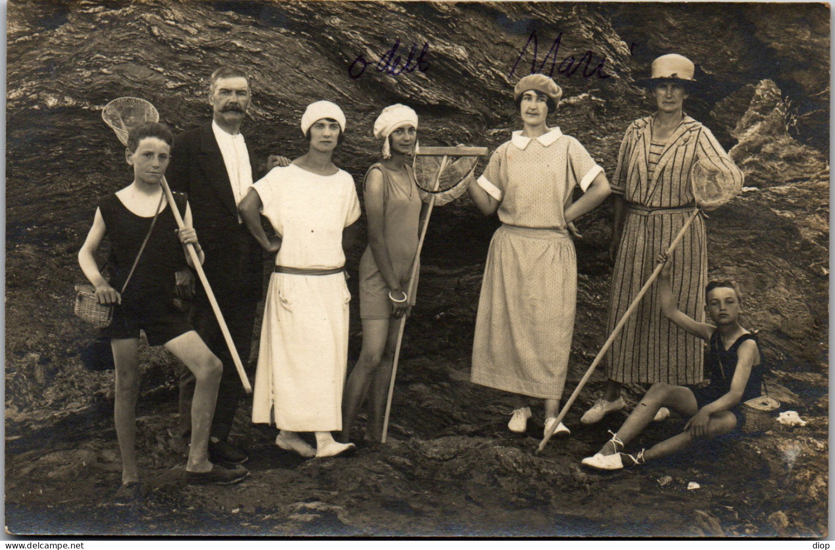 CP Carte Photo D&#039;&eacute;poque Photographie Vintage Plage Groupe Mode &eacute;puisette  - Couples