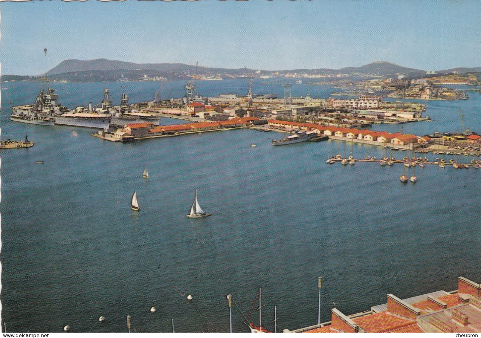 83. TOULON. CPSM.  VUE SUR LA DARSE. - Toulon