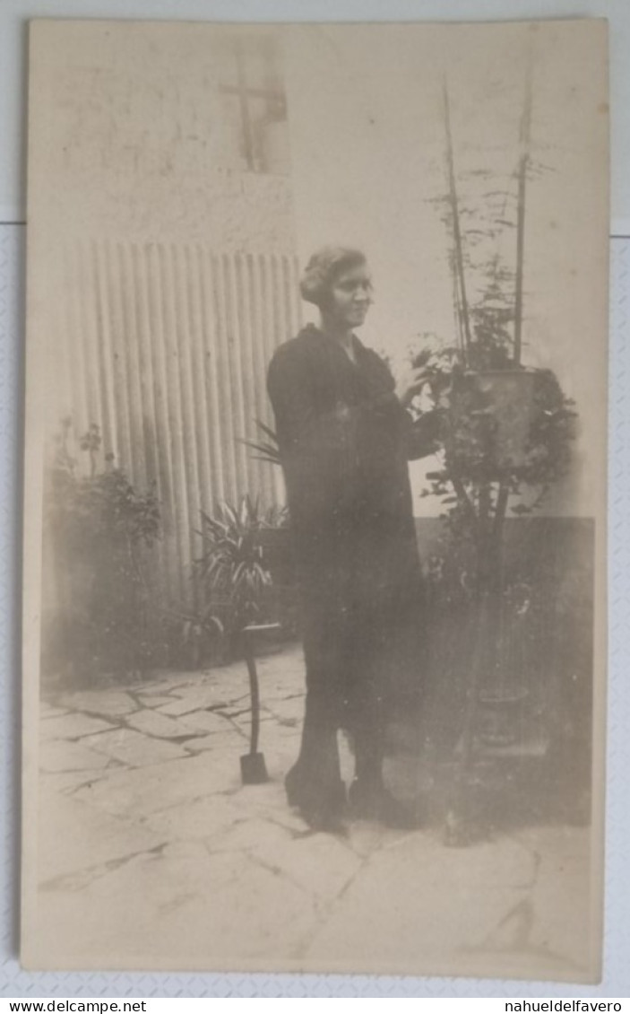 PH - Ph Original - Femme Avec Peu De Désir De Vivre En Prenant Soin Des Plantes De Sa Terrasse - Anonyme Personen