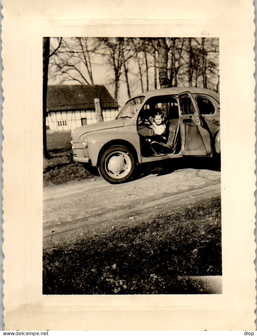 Photographie Photo Vintage Snapshot Amateur Automobile Voiture 4 Chevaux Renault - Automobile