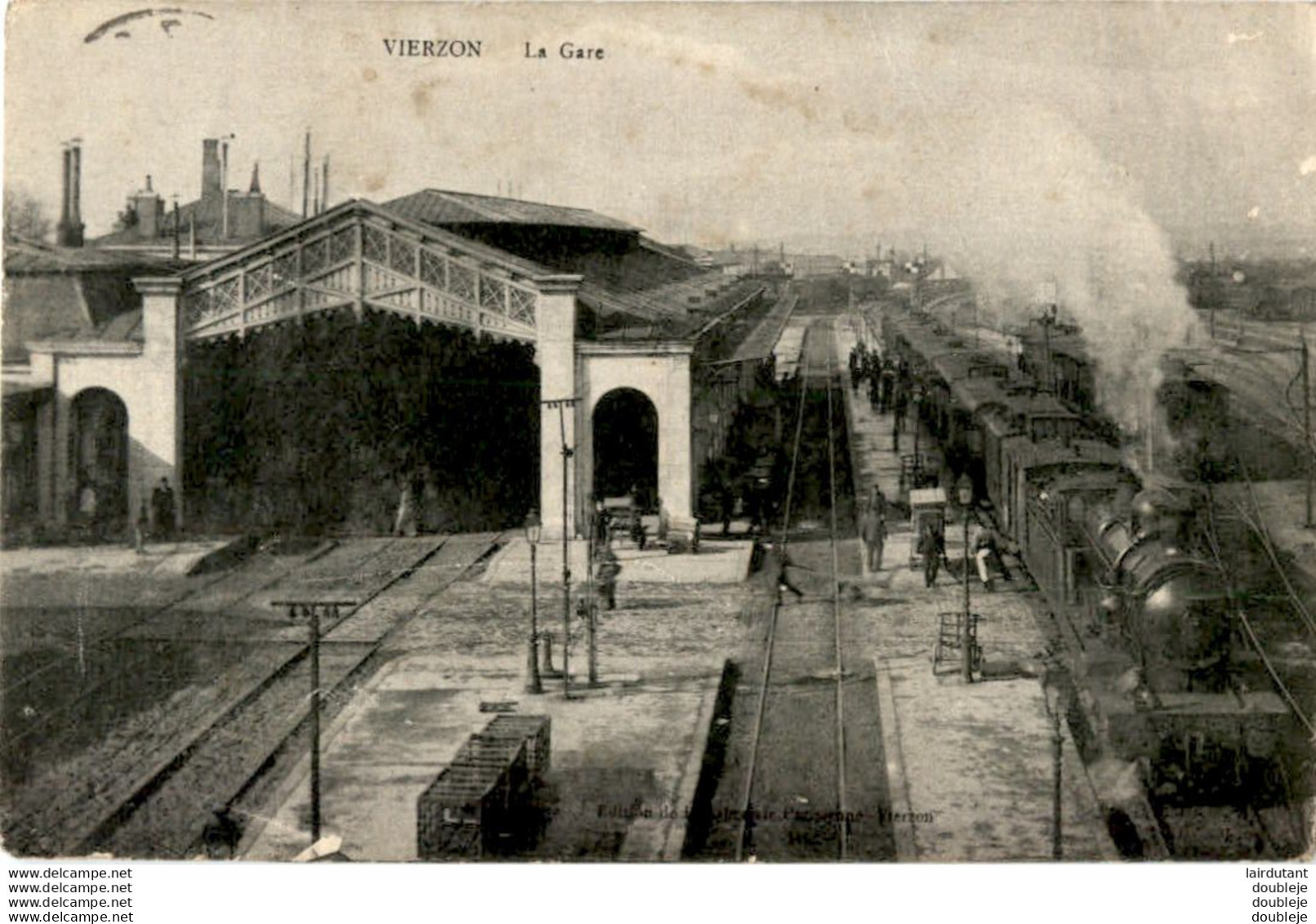 D18  VIERZON  La Gare  ........ Avec Train Gros Plan Vu De La Passerelle - Vierzon