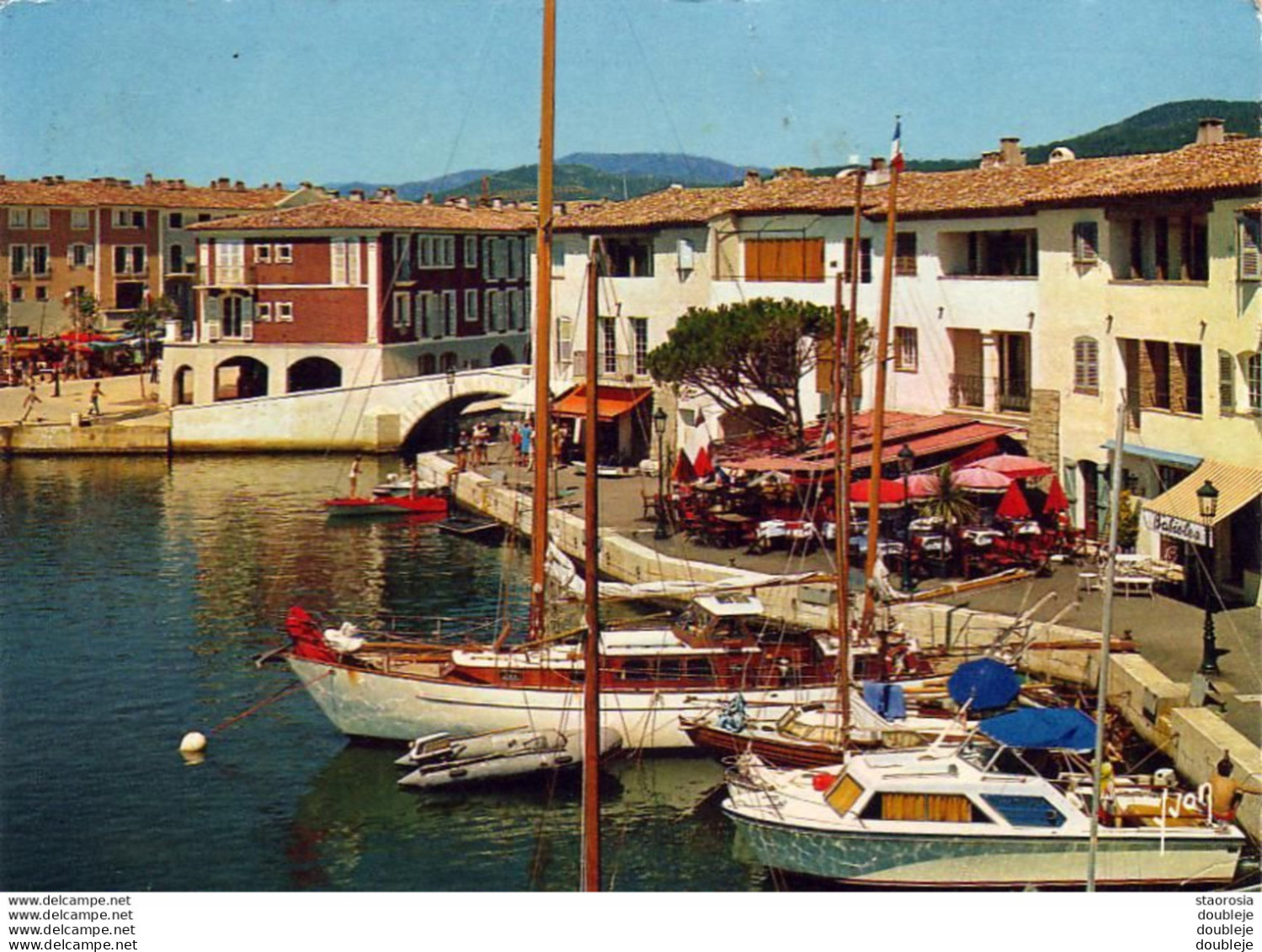 D83  PORT GRIMAUD  La Chaussette Et La Place Du Marché - Port Grimaud