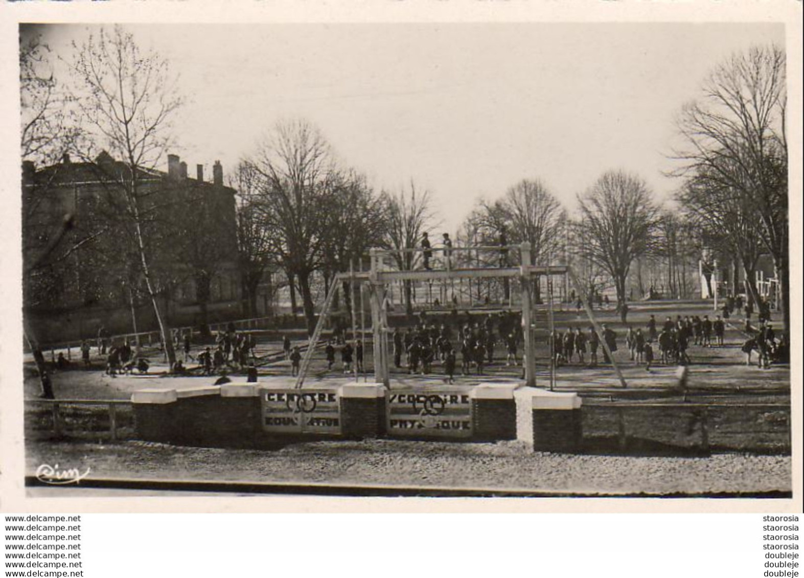 D47  MARMANDE  Institution Notre Dame - Les Elèves Sur Le Terrain De Sports ( Animée ) ............. .  ( REP1919) - Marmande