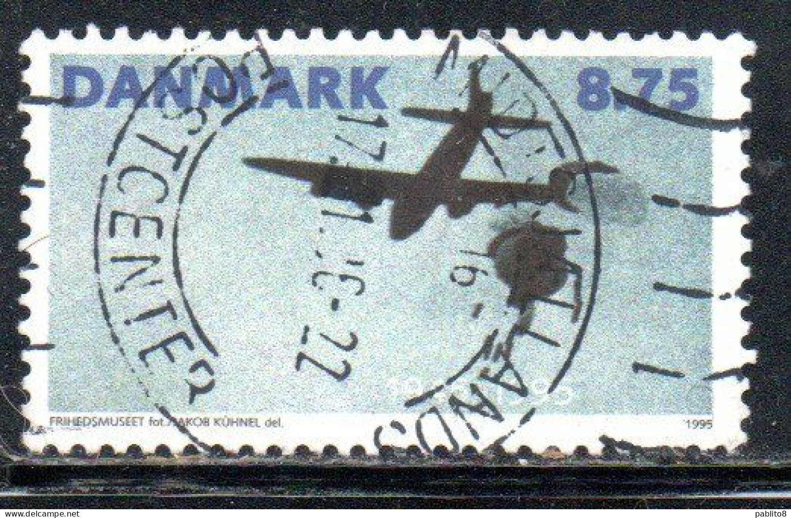 DANEMARK DANMARK DENMARK DANIMARCA 1995 AIRPLANE DROPPING SUPPLIES TO RESISTANCE 8.75k USED USATO OBLITERE' - Used Stamps