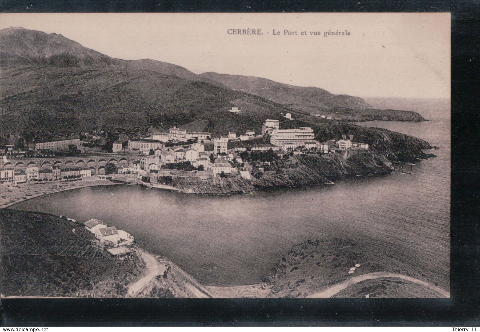 Cpa 66 Cerbère Le Port Et Vue Générale - Cerbere