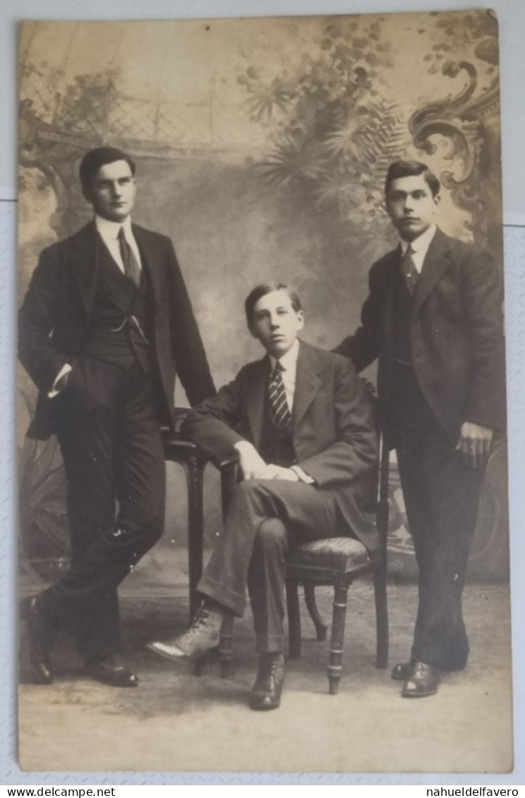 PH - Ph Original - Portrait De Trois Jeunes Hommes Posant En Mode Dandy - Personnes Anonymes