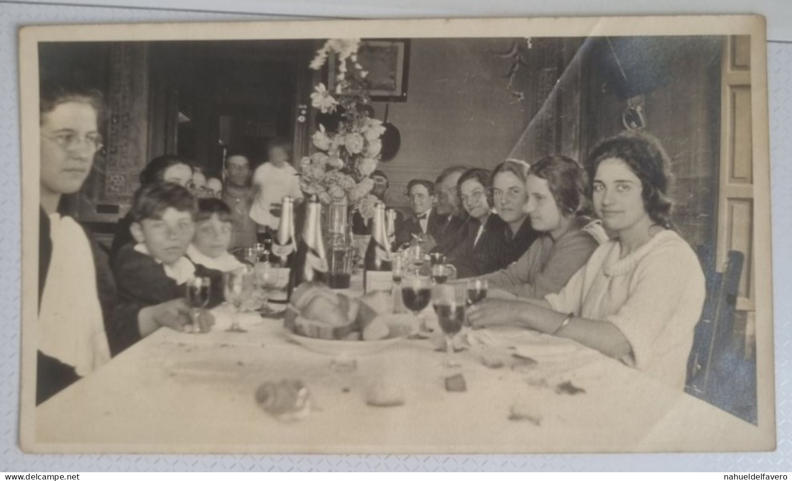 PH - Ph Original - Un Grand Nombre D'hommes, De Femmes Et D'enfants D'une Famille Assis à Table Pour Un Déjeuner En Fami - Anonieme Personen