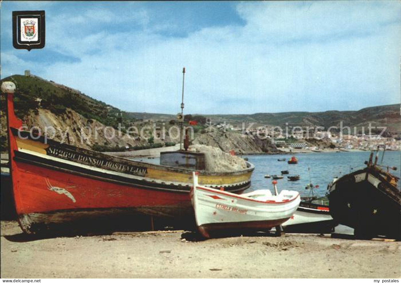 72221565 Sesimbra Vista Panoramica Strand Fischerboot Sesimbra - Autres & Non Classés