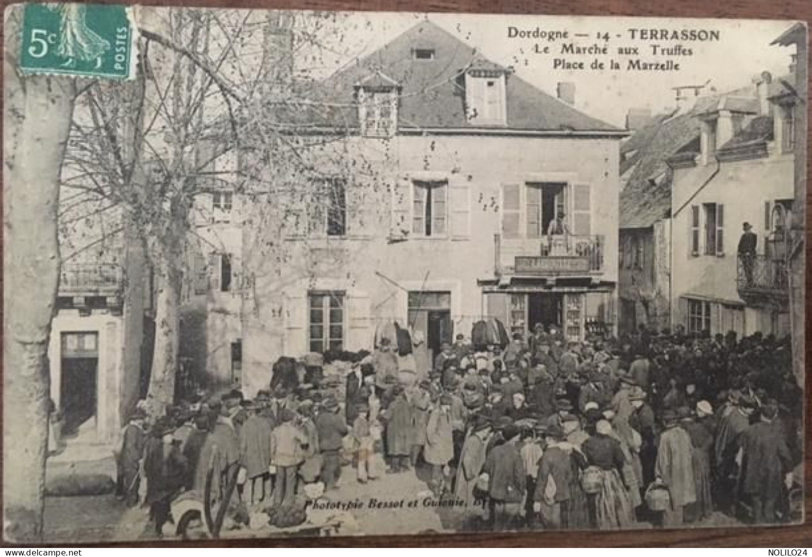 Cpa 24 Dordogne, Terrasson,, Le Marché Aux Truffes, Place De La Marzelle, Animée, Enseigne Labrousse, Café Epicerie Vins - Terrasson-la-Villedieu