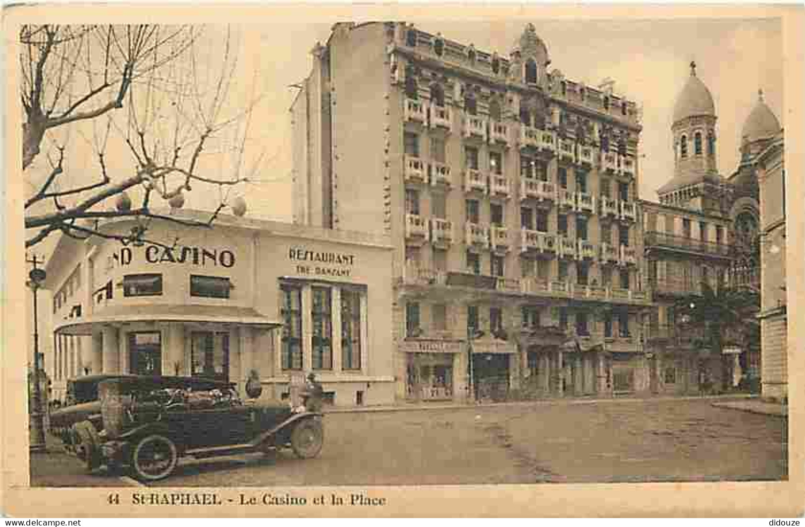 83 - Saint Raphael - Le Casino Et La Place - Animée - Automobiles - CPA - Voir Scans Recto-Verso - Saint-Raphaël