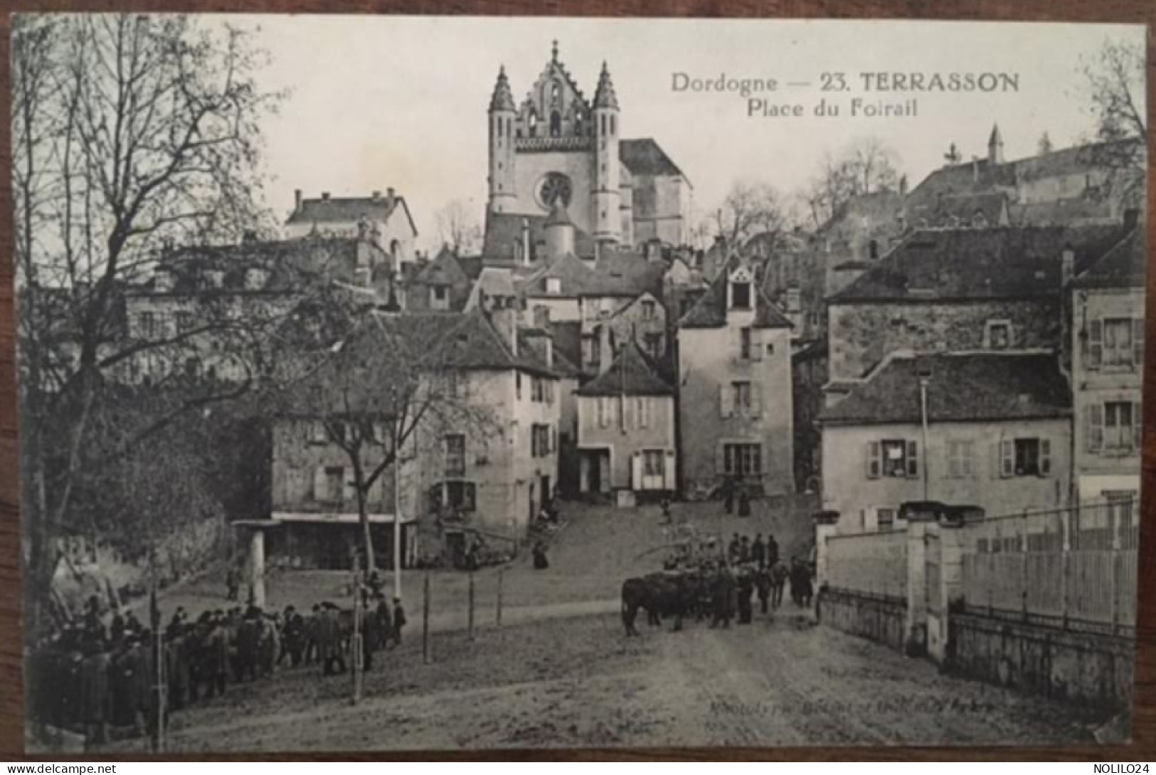 Cpa 24 Dordogne, Terrasson, Place Du Foirail, Animée, Maquignons, Bestiaux, éd Bessot Et Guionie - Terrasson-la-Villedieu