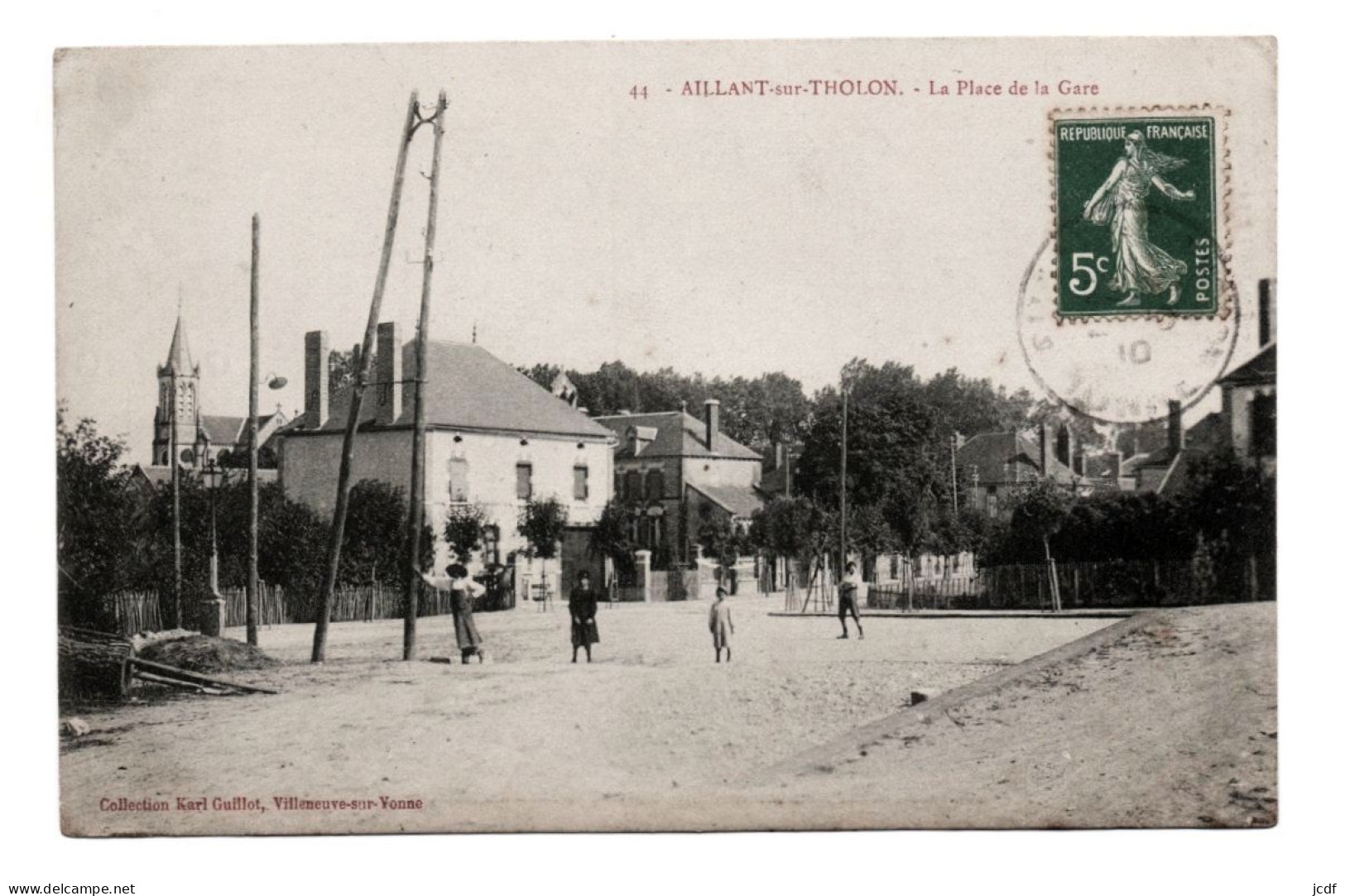 89 AILLANT SUR THOLON La Place De La Gare N° 44 - Coll Karl Guillot 1910 - Eglise - Animée - Aillant Sur Tholon