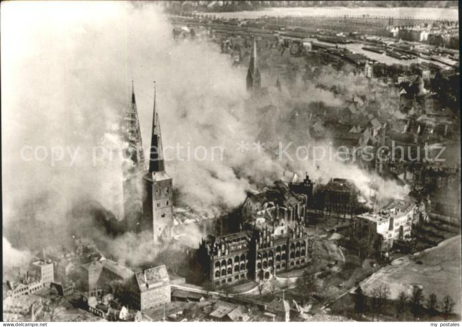 72201883 Luebeck Fliegeraufnahme Dom Bei Luftangriff 1942 Luebeck - Luebeck