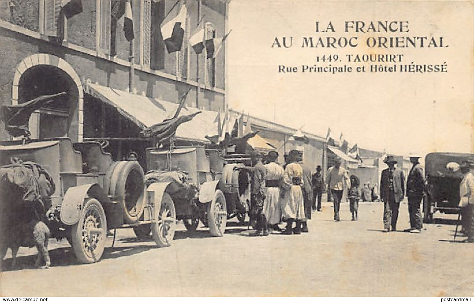 La France Au Maroc Oriental - TAOURIT - Automitrailleuses Dans La Rue Principale Devant L'Hôtel Hérissé - Ed. N. Boumend - Andere & Zonder Classificatie