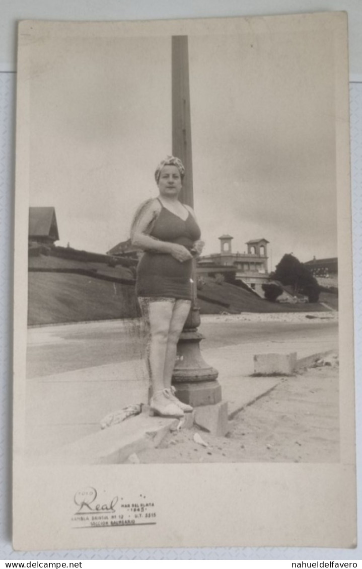 PH Originale - Femme Posant Devant La Mer Dans Les Rues De Mar Del Plata, Argentine, 1945 - Personas Anónimos