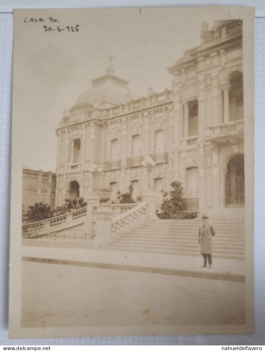 PH Originale - Homme Devant Un Grand Palais, 1925 - Personas Anónimos