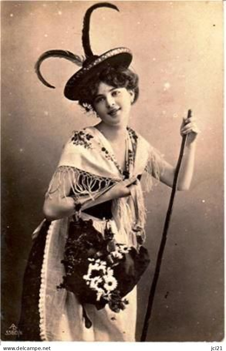 CPA - PHOTO-CARTE JOLIE JEUNE FEMME AVEC CHAPEAU PLUMES (1290)_CP391 - Femmes