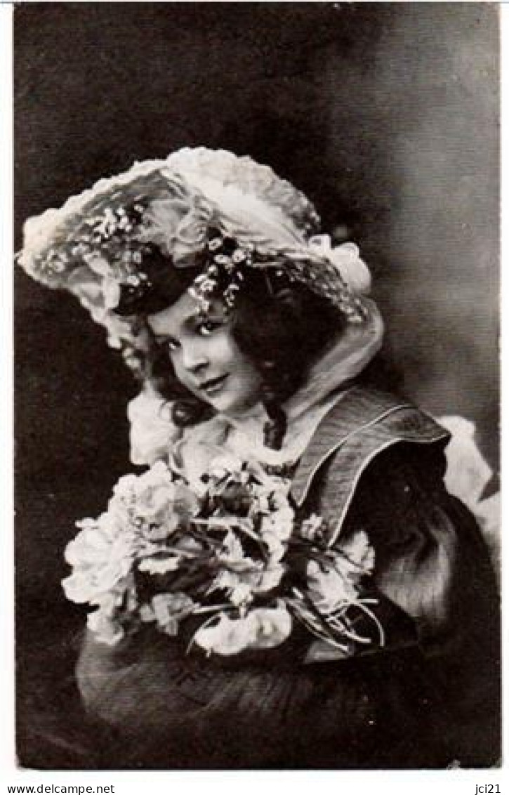 CPA - PHOTO-CARTE JOLIE JEUNE FILLE AVEC CHAPEAU ET BOUQUET (1284)_CP390 - Frauen