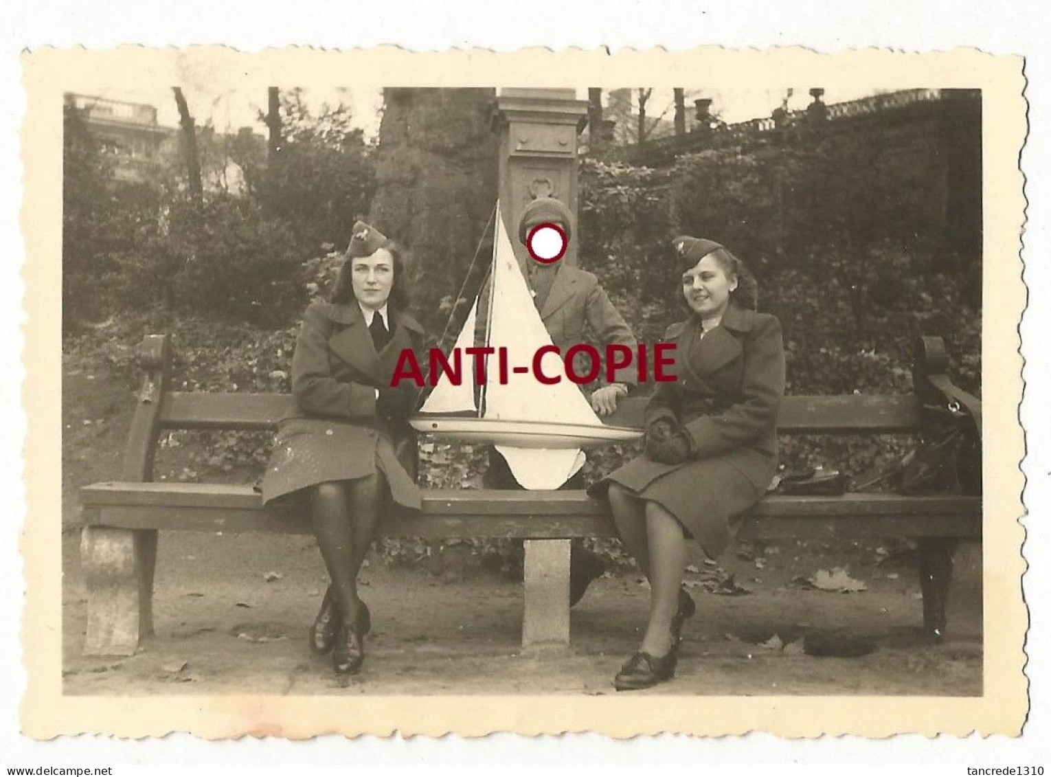 WW2 PHOTO ORIGINALE ALLEMANDE Souris Grises Dans Parc Avec Enfant Maquette Bateau à BRUXELLES BRUSSEL BELGIQUE BELGIË - 1939-45