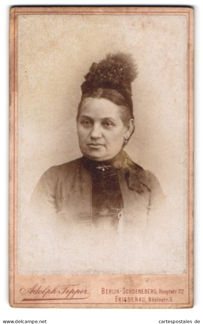 Fotografie Adolph Tepper, Berlin-Schöneberg, Haupt-Strasse 22, Portrait Bürgerliche Dame In Modischer Kleidung  - Anonyme Personen