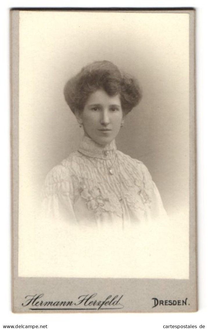 Fotografie Hermann Herzfeld, Dresden-A., Altmarkt, Portrait Junge Dame In Hübscher Kleidung  - Anonyme Personen