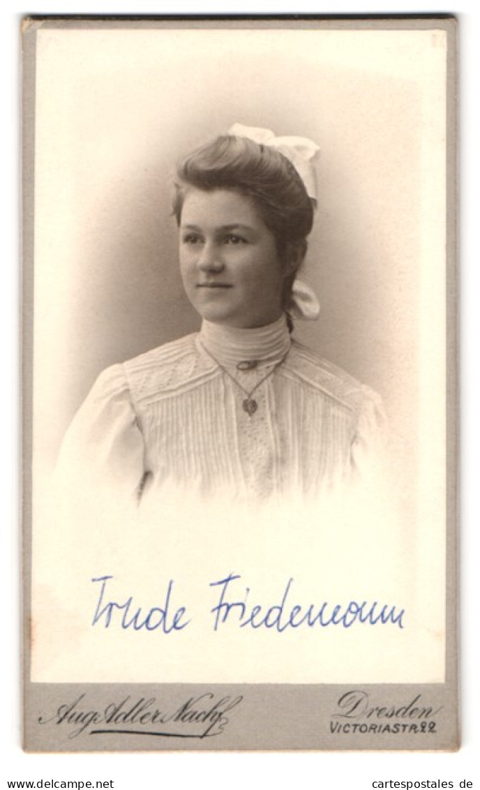 Fotografie Aug. Adler Nachf., Dresden, Victoriastrsse 22, Portrait Junge Dame Mit Haarschleife  - Anonyme Personen