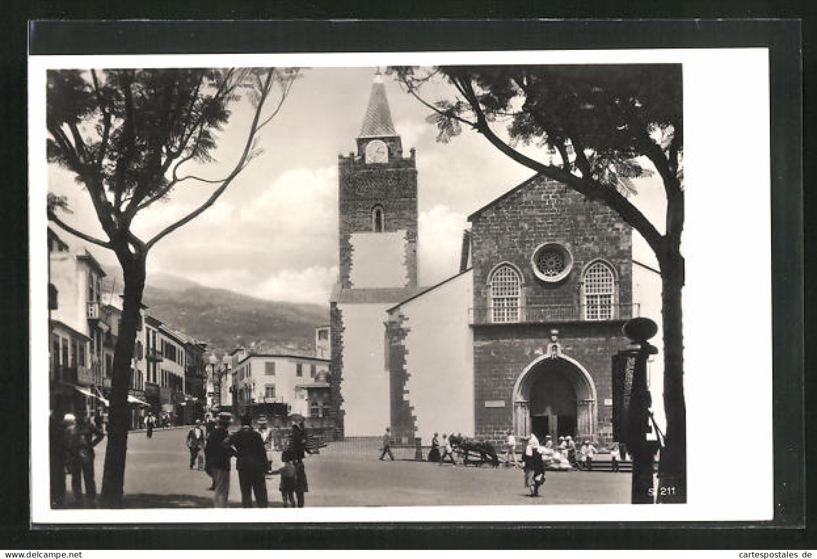 AK Funchal, Kathedrale Mit Passanten  - Autres & Non Classés