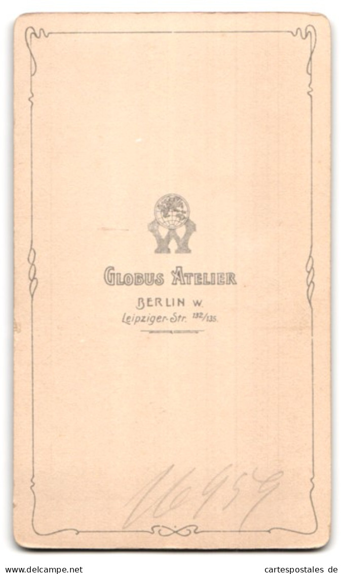 Fotografie Atelier Globus, Berlin-W., Leipziger-Str. 132-135, Kleines Mädchen Im Kleid Mit Blume  - Anonyme Personen