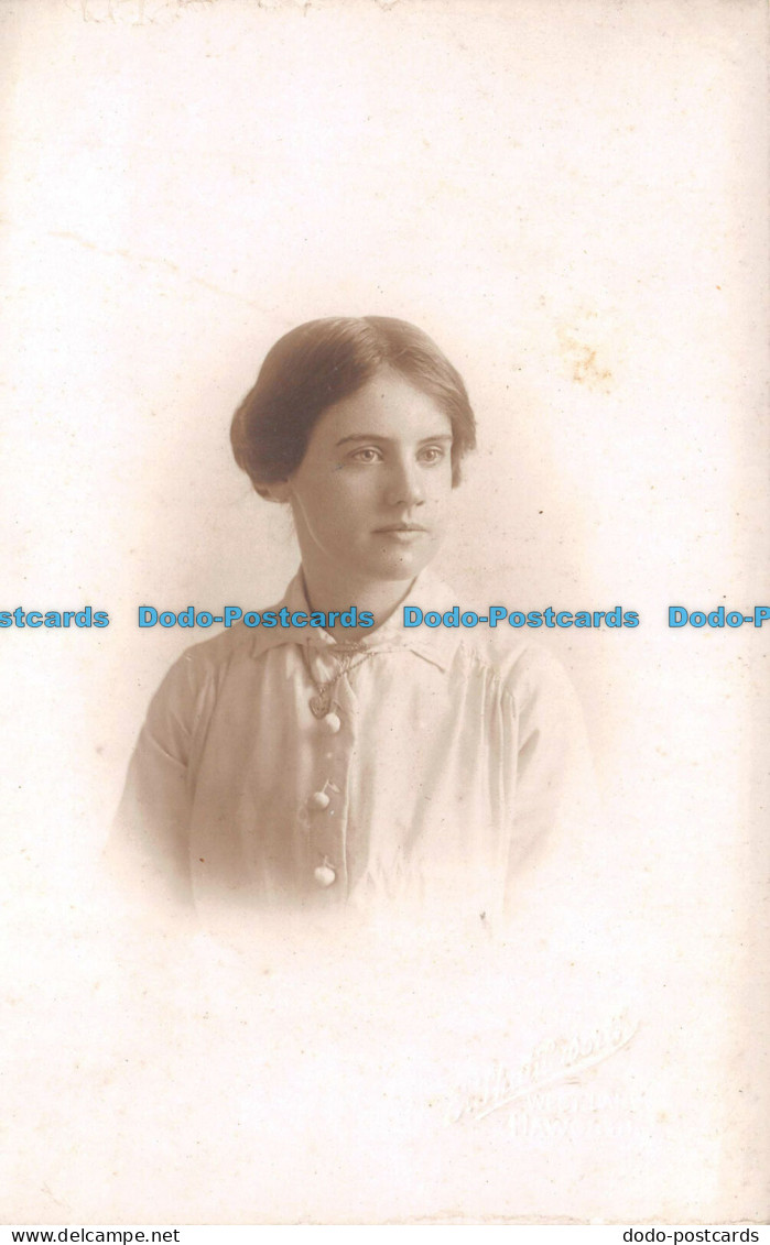 R111390 Old Postcard. Woman Portrait - Welt