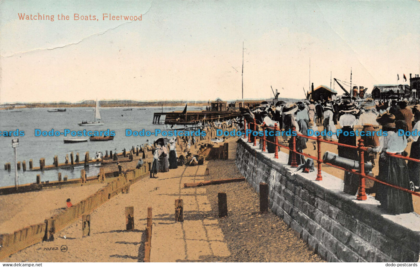 R111397 Watching The Boats. Fleetwood. Valentine. 1915 - Welt