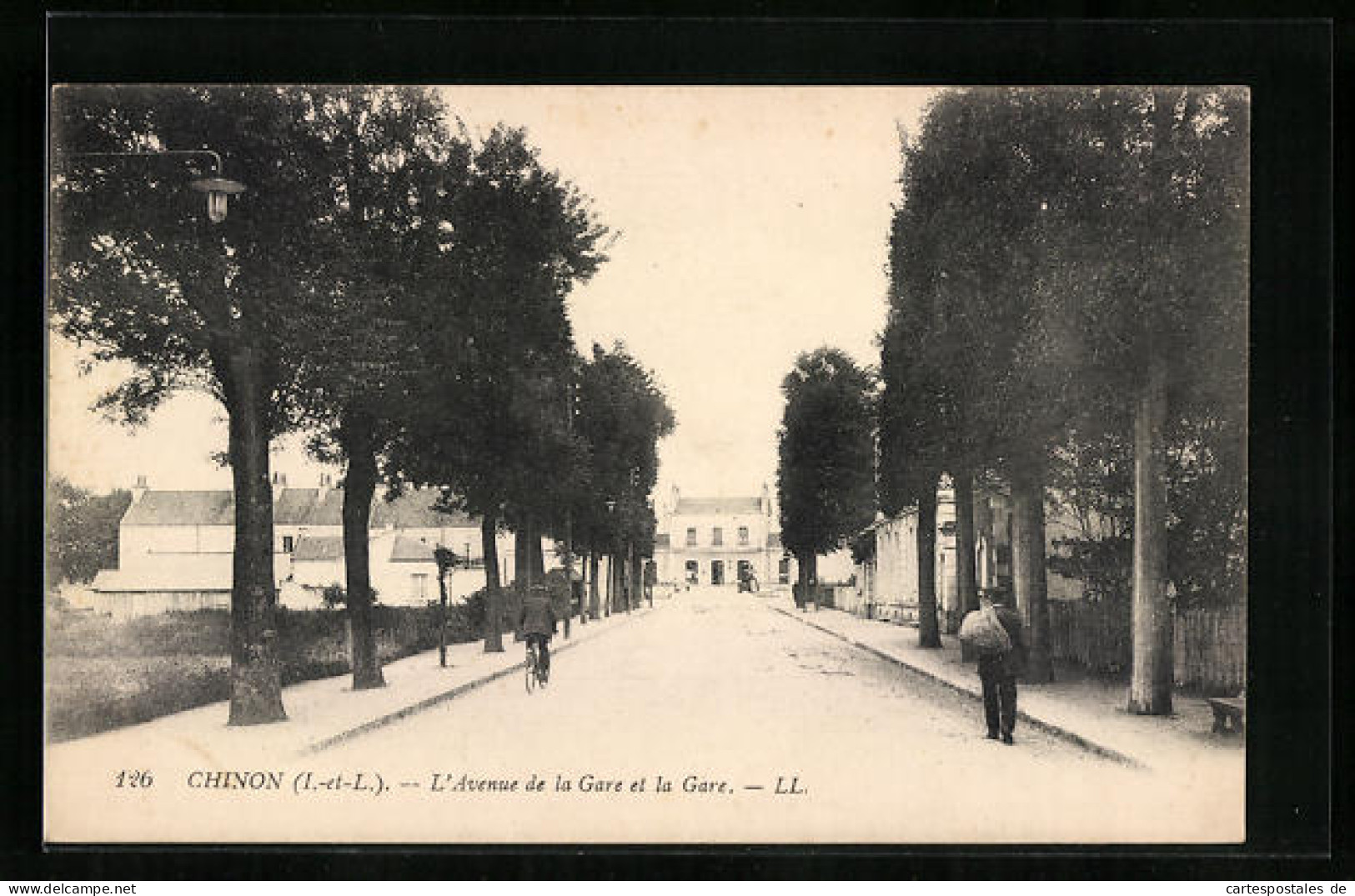 CPA Chinon, Avenue De La Gare Et La Gare, La Gare  - Chinon