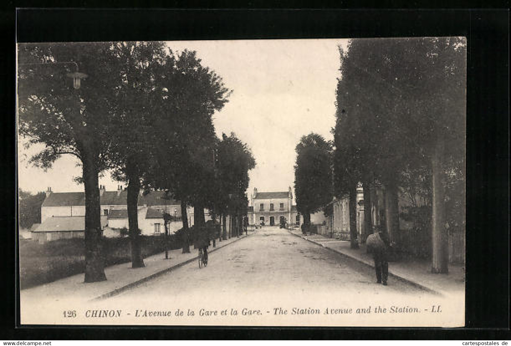 CPA Chinon, Avenue De La Gare Et La Gare, La Gare  - Chinon