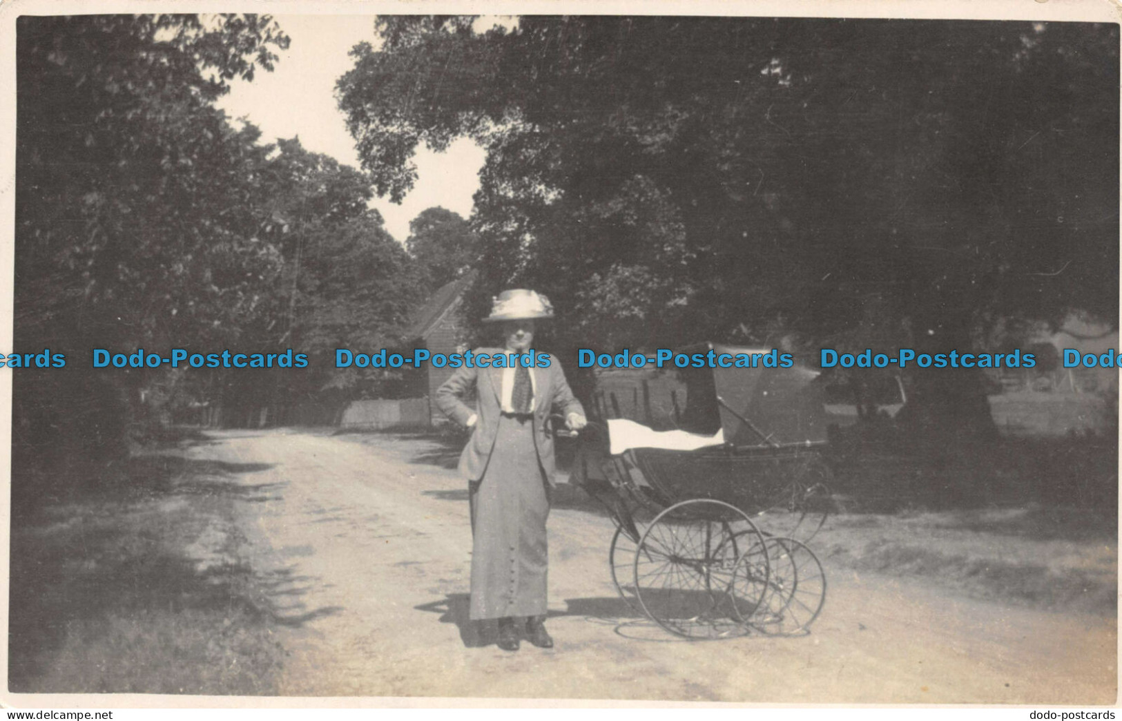 R112513 Old Postcard. Woman And Baby Stroller - Wereld
