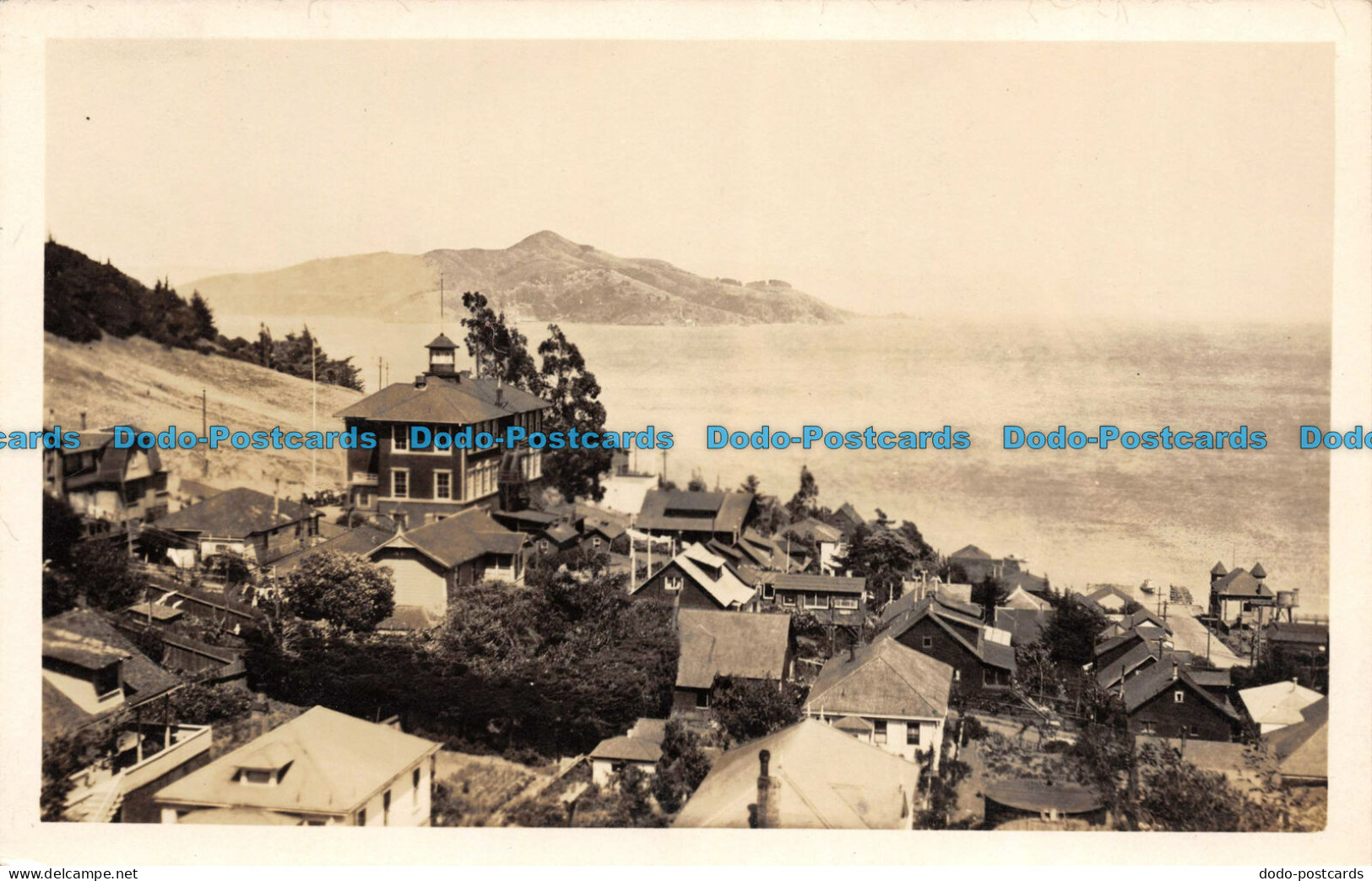 R111466 Old Postcard. Sea And Small Village - Wereld