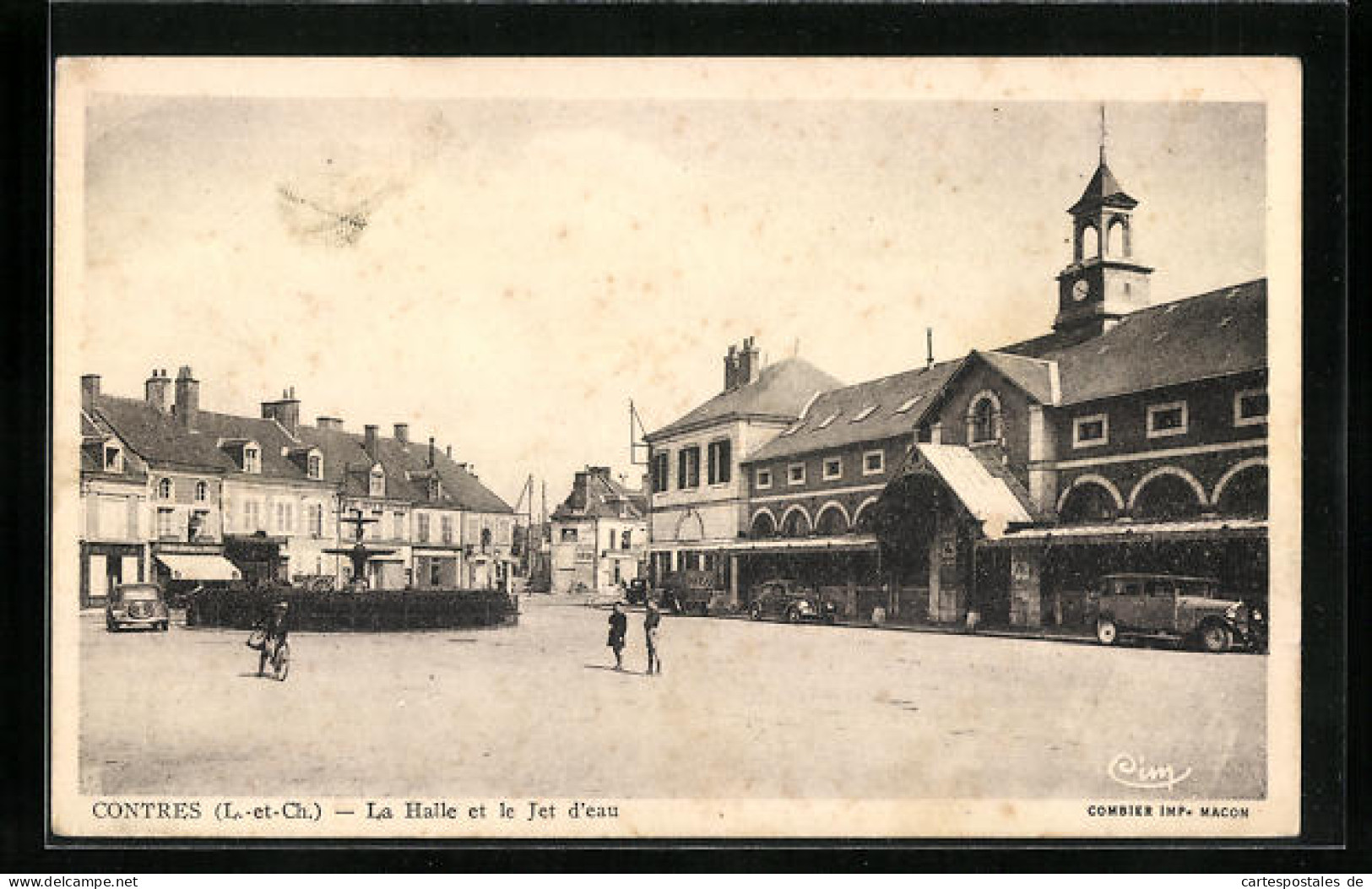 CPA Contres, La Halle Et Le Jet D`eau  - Contres