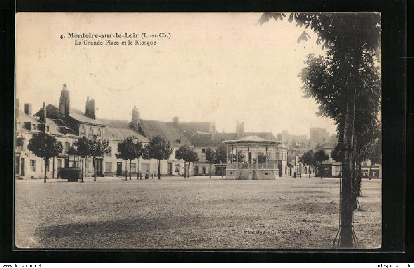 CPA Montoire-sur-le-Loir, La Grande Place Et Le Kiosque  - Montoire-sur-le-Loir