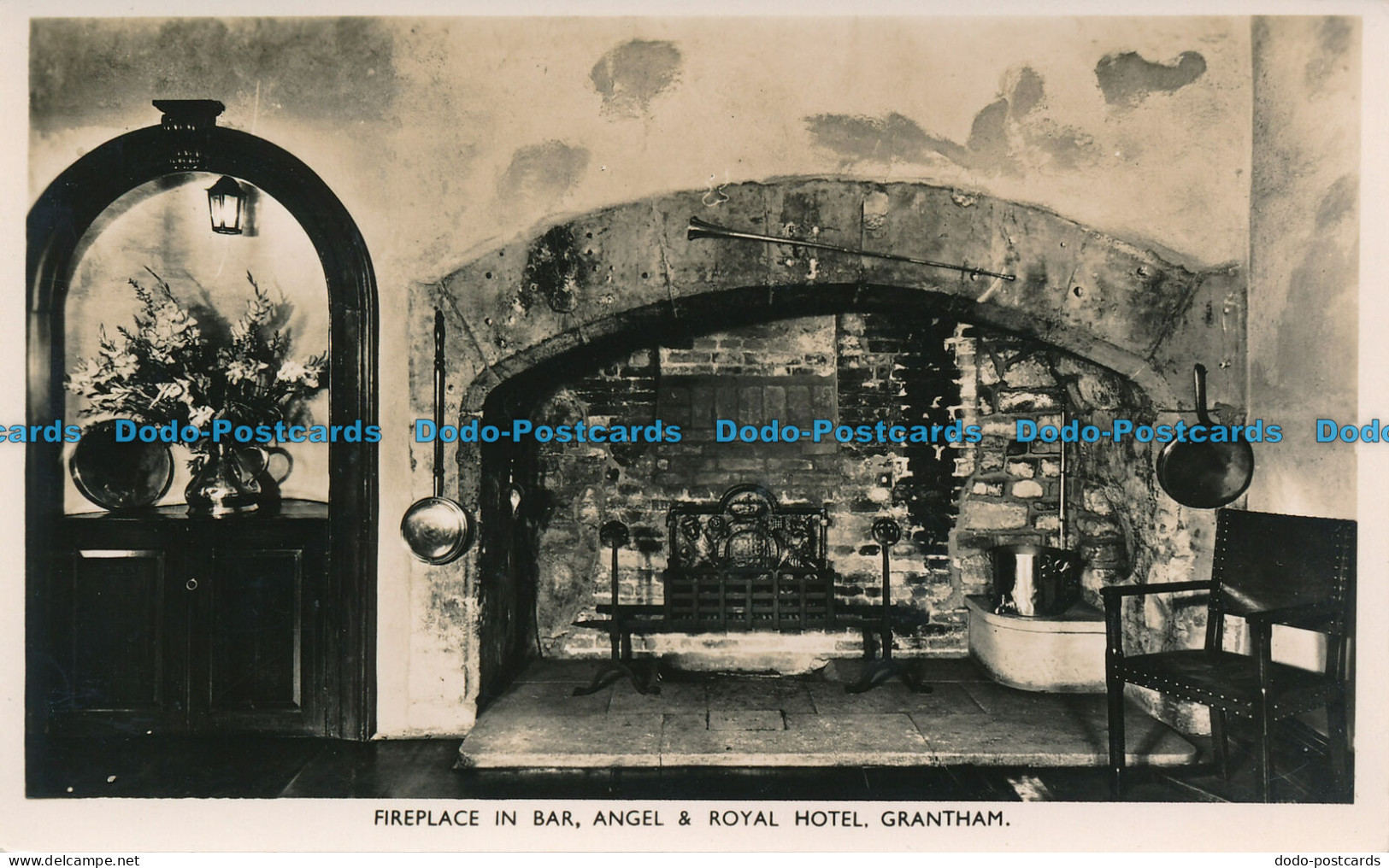 R111825 Fireplace In Bar. Angel And Royal Hotel. Grantham. Photochrom - Welt