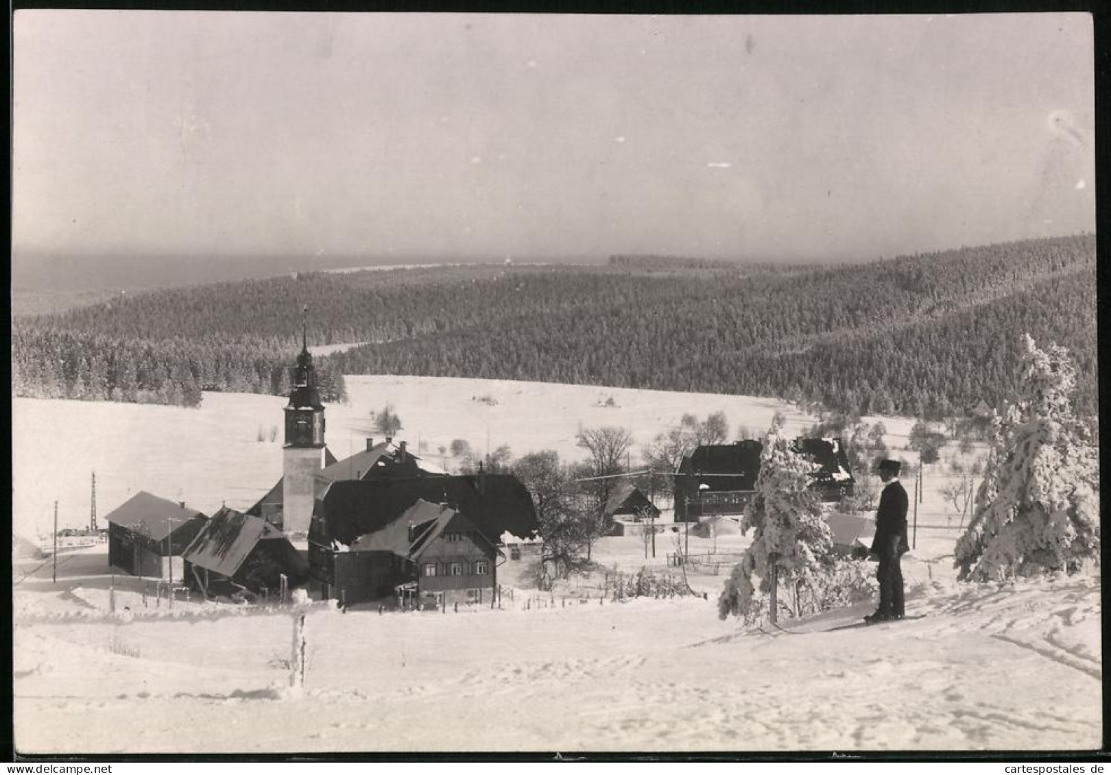 Fotografie Brück & Sohn Meissen, Ansicht Schellerhau I. Erzg., Blick Auf Den Ort Im Tiefen Winter Mit Ski Fahrer  - Orte