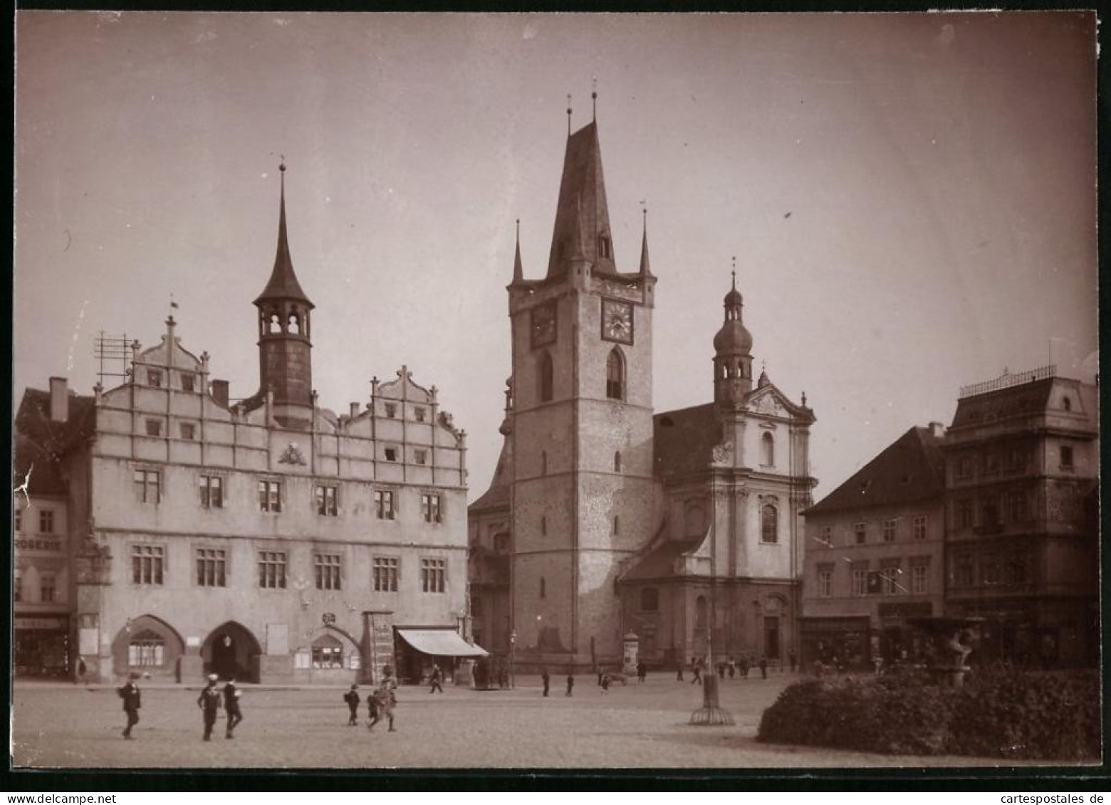 Fotografie Brück & Sohn Meissen, Ansicht Leitmeritz, Blick Auf Den Stadtplatz Mit Geschäften Und Litfasssäule  - Lieux