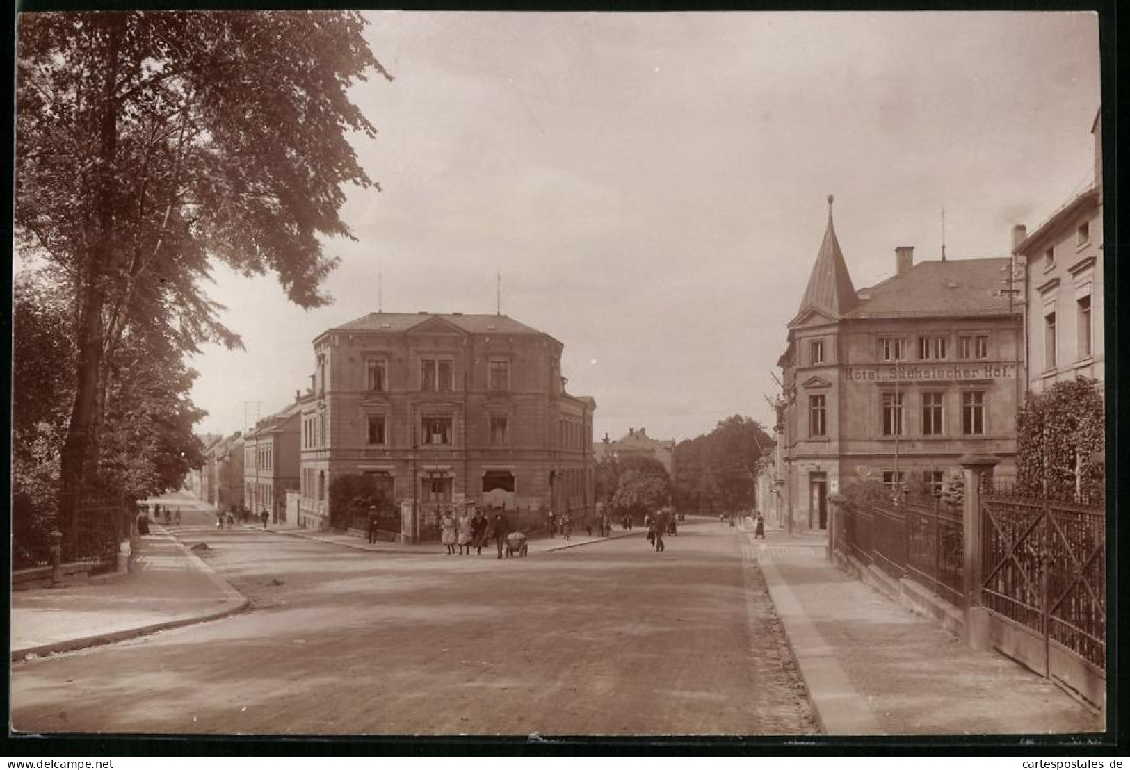 Fotografie Brück & Sohn Meissen, Ansicht Burgstädt I. Sa., Carolinenstrasse Mit Hotel Sächsischer Hof Und Bahnhof  - Lieux