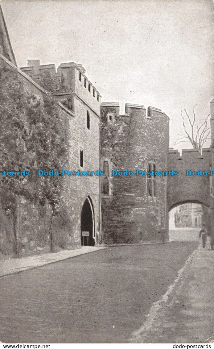 R113639 Tower Of London. View Along The Outer Ward. Gale And Polden - Sonstige & Ohne Zuordnung